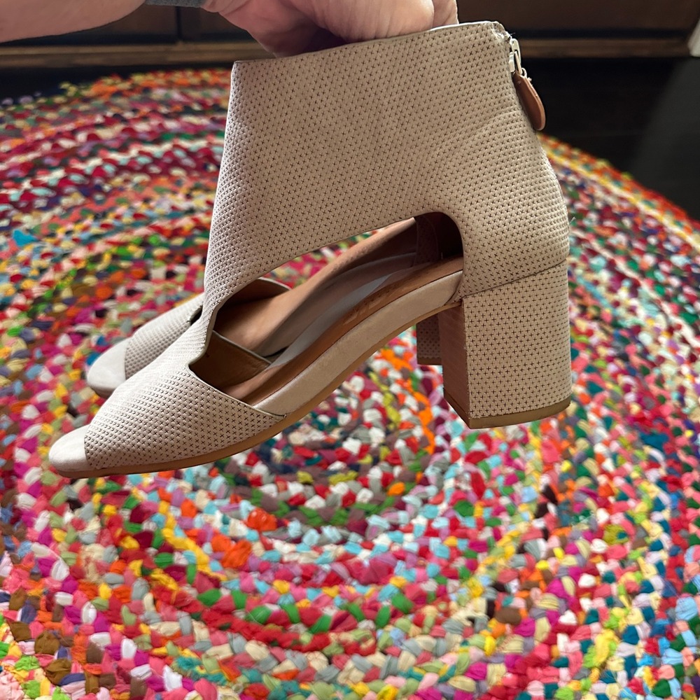 Gentle Souls Kenneth Cole Sandal Heels Size 9M Beige Leather Charlene 2 - Picture 4 of 13